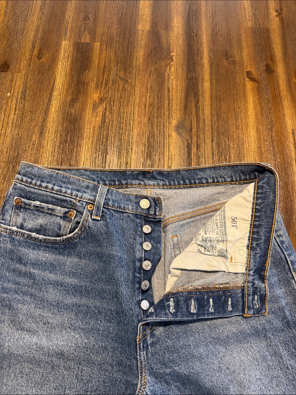 Classic Women’s Levi 501 Blue Denim Jeans - Picture 3 of 7